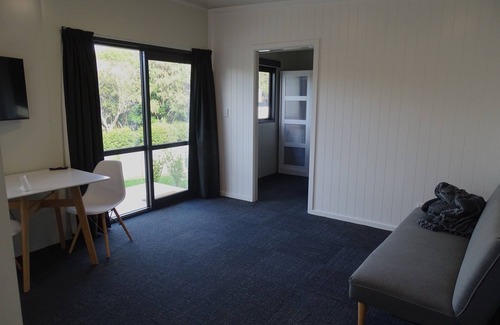 Raumati South Maison | Beach Village retreat 5Min Walk to Beach & 2-Min to Village w/Cafes & Live Music