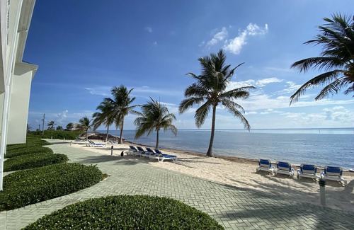 Colliers Bay Copropriété | Condo au 1er étage en bord de mer - Sortez de votre terrasse et allez au paradis!