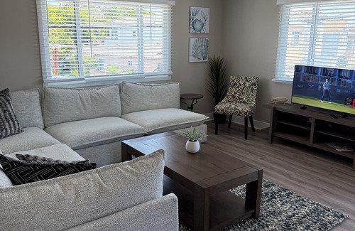Old Towne Appartement | Beachfront 2-bed, 2-bath unit with AC in Seal Beach