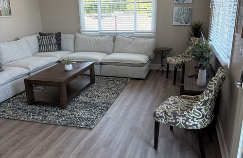 Old Towne Appartement | Beachfront 2-bed, 2-bath unit with AC in Seal Beach