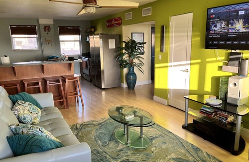 St. Pete Beach Copropriété | BEACHFRONT 2 BEDROOM! SUMMER SALE! Great Views! On the Beach!