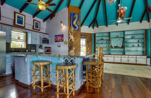 Caribbean Way Appartement | Beachfront 3-Bed, Pool, Kayaks, Perfect for Groups