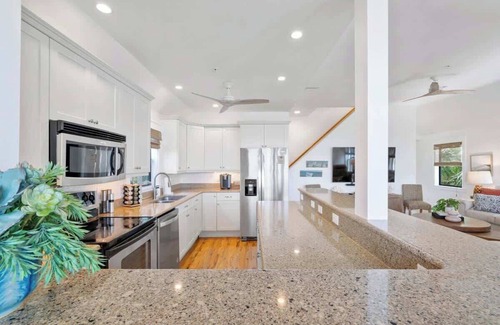 Jose's Hideaway Maison | Beachfront🌊3 KING suites & bunk room🛏️Pet Friendly🐾