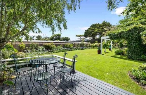Raumati Beach Villa | Beachfront 5 bedroom Villa