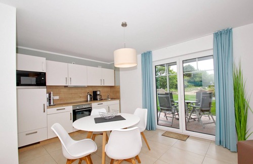 Lobbe Appartement | Beachfront apartment with terrace, use of swimming pool and sauna - Rex Rugia apartment 11-1