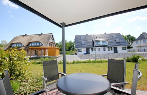 Lobbe Appartement | Beachfront apartment with terrace, use of swimming pool and sauna - Rex Rugia apartment 14-3