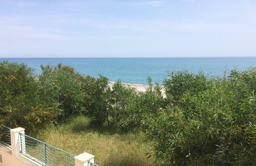 Brancaleone Appartement | Appartement Beachfront en position de premier choix avec toit-terrasse, balcon et patio.