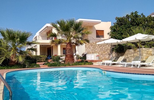 Pefki Appartement | Beachfront Apartment, Oceanis Suite, Tholos Bay Suites