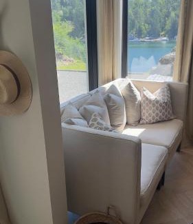 Nesøya Appartement | Beachfront apartment with private swimming dock