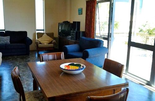Rings Beach Maison | Beachfront Bach - Rings Beach Bach