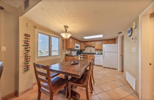 Sunnyside Copropriété | Beachfront Bliss: 3BR/3BA Condo with Balcony & Pools at Pinnacle Port