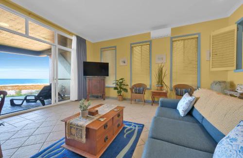 Blue Bay Appartement | Beachfront Bliss for Two l Nova Escapes