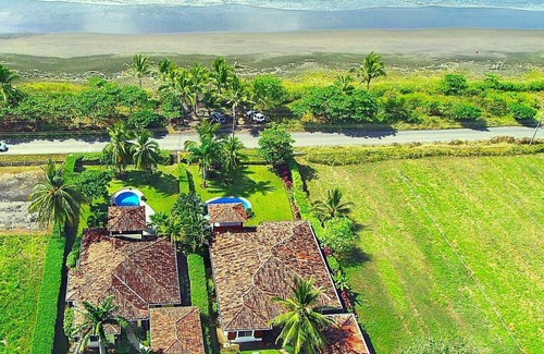 Playa Hermosa Maison | Beachfront 3BR Accueil W / piscine privée sur Playa Hermosa 3 miles au sud de Jaco