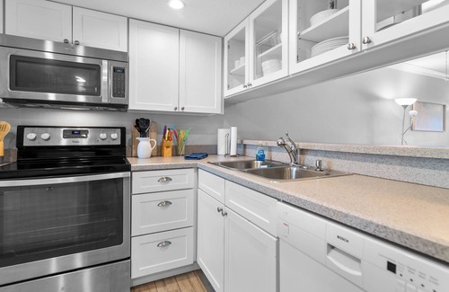 Point East Copropriété | BEACHFRONT CONDO 2/2 Beautiful views on the no Drive Beach