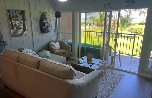 Kaunakakai Copropriété | Beachfront condo, completely remodeled in a serene setting with views of Lanai!