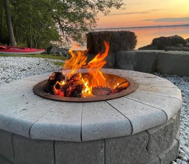 Cressy Maison | Beachfront Cottage in Prince Edward County