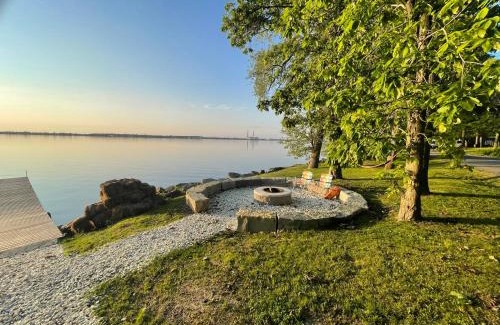 Cressy Maison | Beachfront Cottage in Prince Edward County