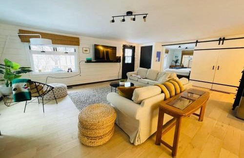 Cressy Maison | Beachfront Cottage in Prince Edward County