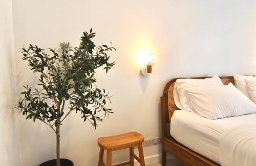 Ban Bang Saen Appartement | Beachfront Deluxe pool access room one-minute walk to Wonnapha beach FREE DISNEY PLUS