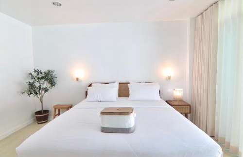 Ban Bang Saen Appartement | Beachfront Deluxe pool access room one-minute walk to Wonnapha beach FREE DISNEY PLUS