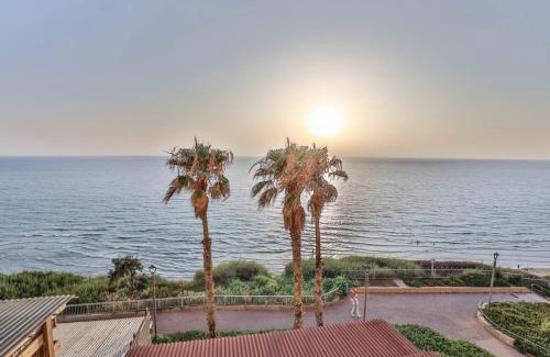 Netanya Appartement | Beachfront Elegance - Luxe Abode!