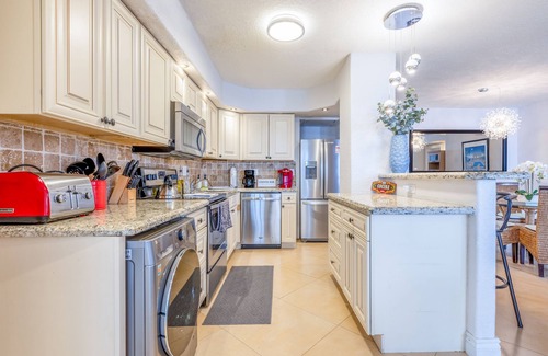 Galt Mile Appartement | Beachfront Escape Pool Stunning Beach Views