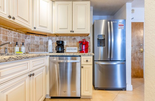 Galt Mile Appartement | Beachfront Escape Pool Stunning Beach Views