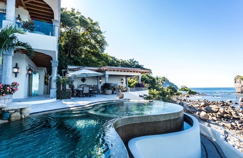 South Shore Hotel Area Villa | Domaine en bord de mer avec coucher de soleil sur le célèbre Los Arcos de Puerto Vallarta