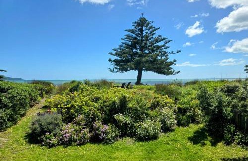 Waikanae Maison | Beachfront Getaway - Waikanae Beach Holiday Home