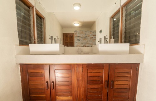 Palm Beach Estates Maison | Beachfront Home 3BR 2BA on a World Class Surfing Beach! ENJOY THE BEACH LIFE!!