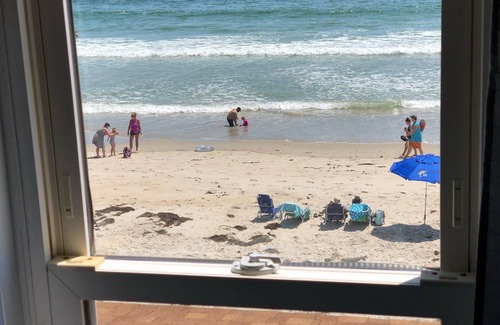 Wells Beach Maison | BEACHFRONT HOME-BREATHTAKING 180 DEGREE OCEAN SUNRISES & SUNSETS: 5/5-5/9 OPEN