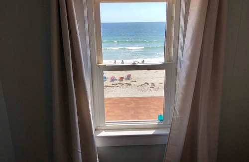 Wells Beach Maison | BEACHFRONT HOME-BREATHTAKING 180 DEGREE OCEAN SUNRISES & SUNSETS: 5/5-5/9 OPEN