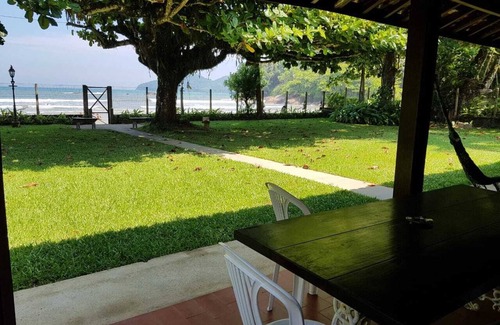 Pereque-Mirim Maison | Beachfront house in Enseada Ubatuba, with the best sea view.