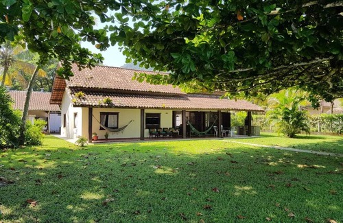 Pereque-Mirim Maison | Beachfront house in Enseada Ubatuba, with the best sea view.