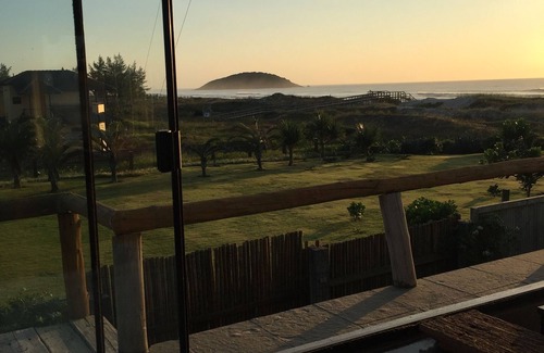 Barra de Ibiraquera Maison | Beachfront House with Jacuzzi and Large Patio