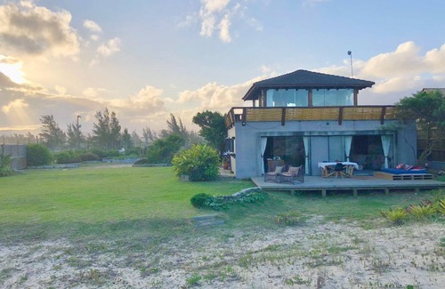 Barra de Ibiraquera Maison | Beachfront House with Jacuzzi and Large Patio
