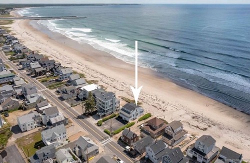 Wells Beach Maison | Beachfront, LOTS of Parking, 4 Bedroom /2 Bathrooms /Sleeps 8+