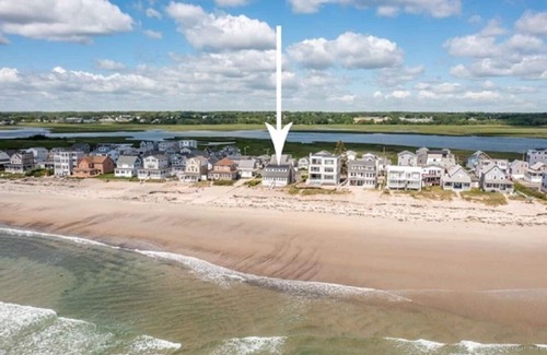 Wells Beach Maison | Beachfront, LOTS of Parking, 4 Bedroom /2 Bathrooms /Sleeps 8+
