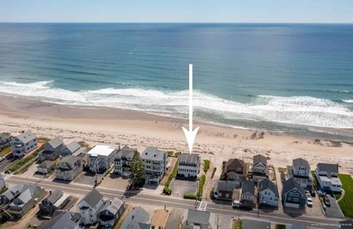Wells Beach Maison | Beachfront, LOTS of Parking, 4 Bedroom /2 Bathrooms /Sleeps 8+
