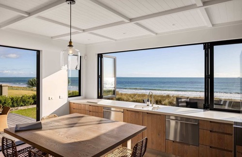 Papamoa Beach Maison | Beachfront Mediterranean Villa
