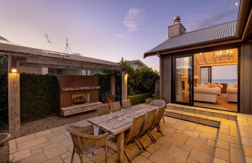 Papamoa Beach Maison | Beachfront Mediterranean Villa