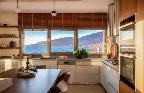Koutsouras Villa | Villa de 10 chambres au bord de la mer avec piscine à débordement et spa dans le sud-est de la Crète