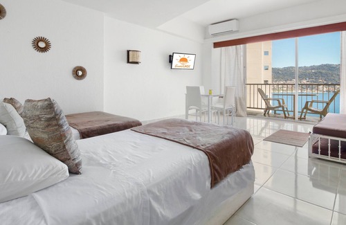 Costera Acapulco Hôtel | Beachfront Suite at Hotel Torres Gemelas