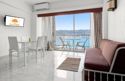 Costera Acapulco Hôtel | Beachfront Suite at Hotel Torres Gemelas