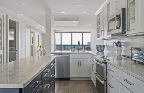 Bethany Beach Copropriété | Beachfront, Newly Renovated Edgewater Building Condo