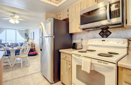 Horton Shores Copropriété | Beachfront Oceanview Unit - Pool & BBQ, Steps to Flagler