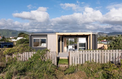 Waikanae Maison | Beachfront, Old Beach Pods - Te Moana