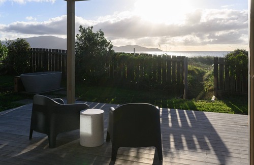 Waikanae Maison | Beachfront, Old Beach Pods - Te Moana