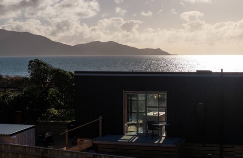 Waikanae Maison | Beachfront, Old Beach Pods - Te Moana