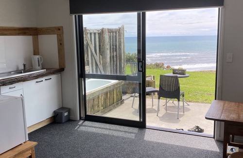 Bay of Plenty Region Appartement | Beachfront Pacific - Rustic Coastal - Guest Suite.